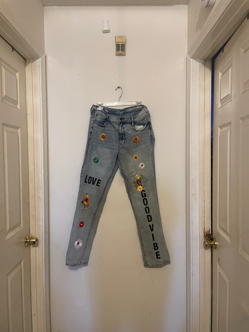 Embellished Light Blue Women’s Jeans – LOVE GOODVIBEsize 34/32